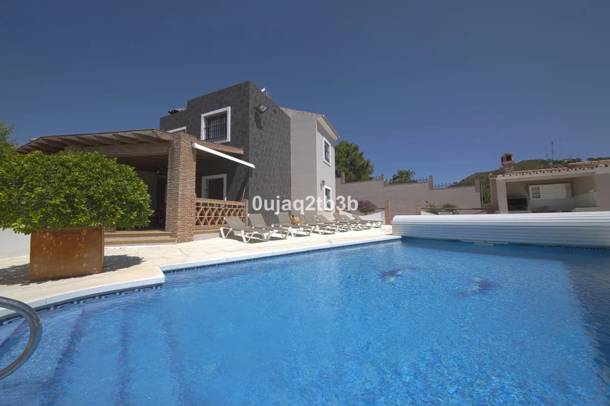 6 Bedroom Detached Villa for Sale in Estepona, Málaga - Image 2