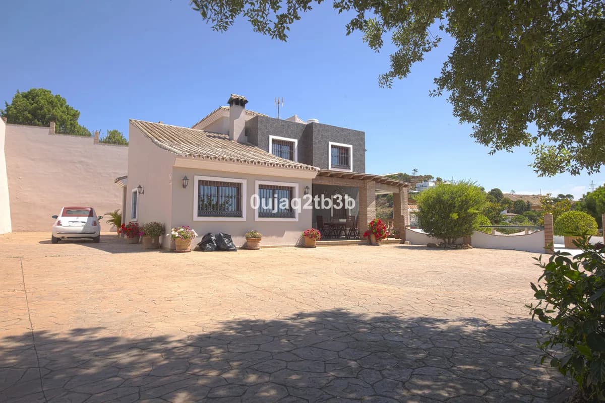 6 Bedroom Detached Villa for Sale in Estepona, Málaga - Image 3