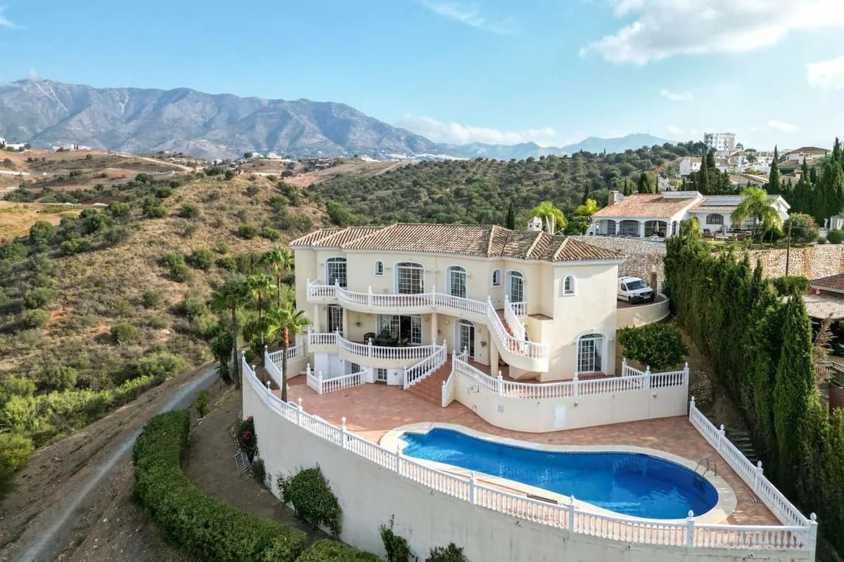 5 Bedroom Detached Villa for Sale in Mijas Golf, Málaga - Image 2