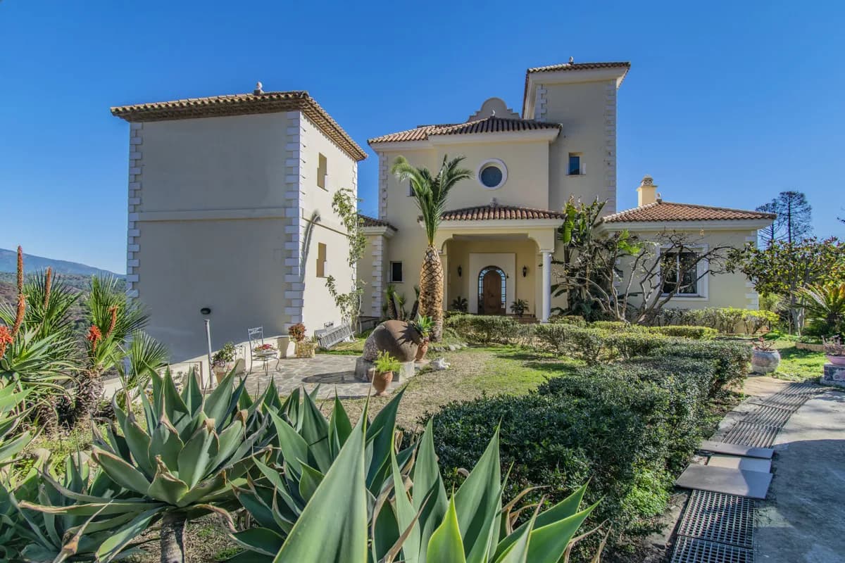 7 Bedroom Detached Villa for Sale in Estepona, Málaga