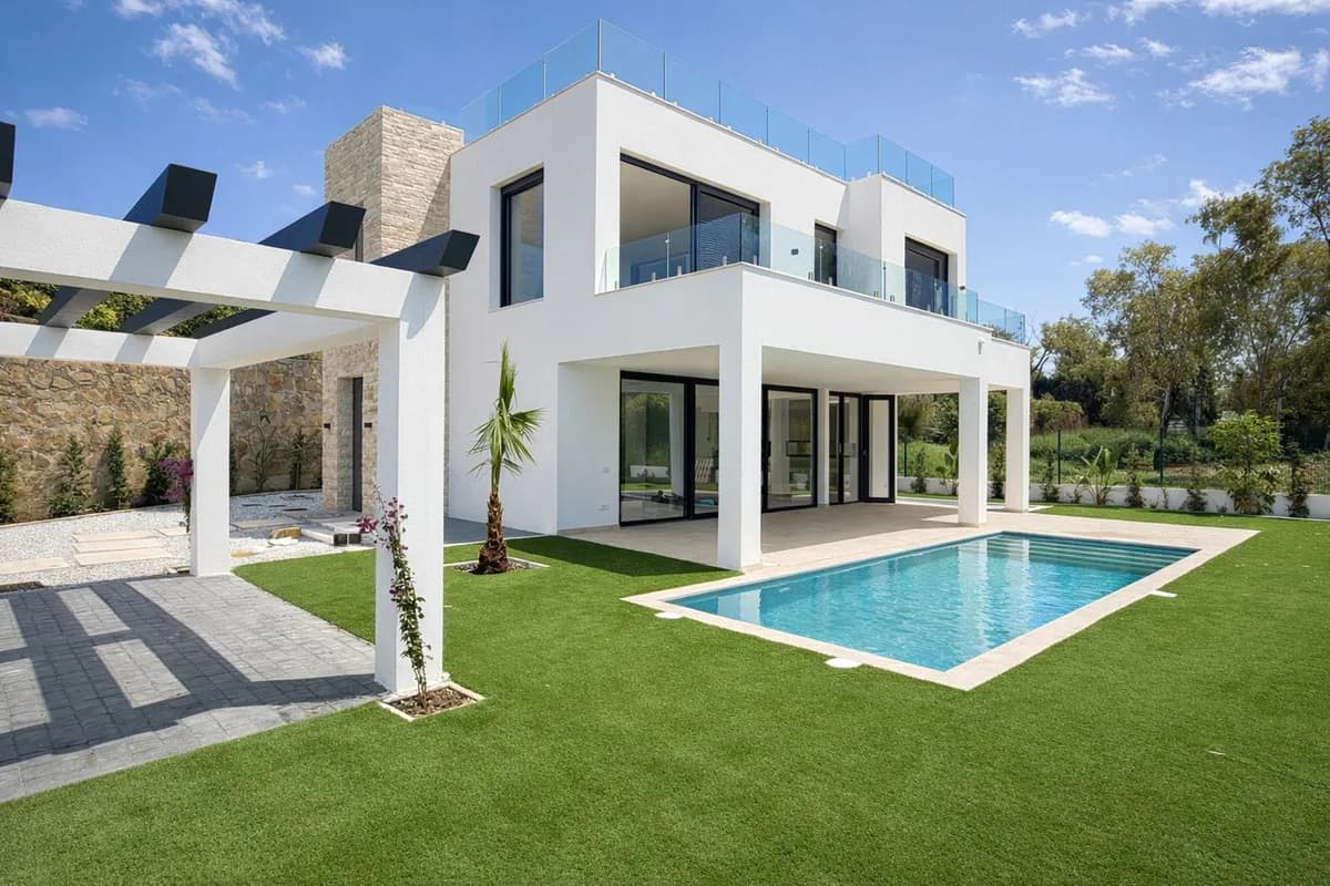 6 Bedroom Detached Villa for Sale in New Golden Mile, Málaga