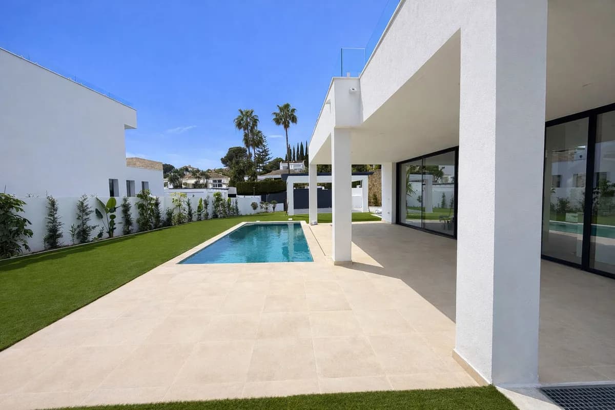 6 Bedroom Detached Villa for Sale in New Golden Mile, Málaga - Image 7