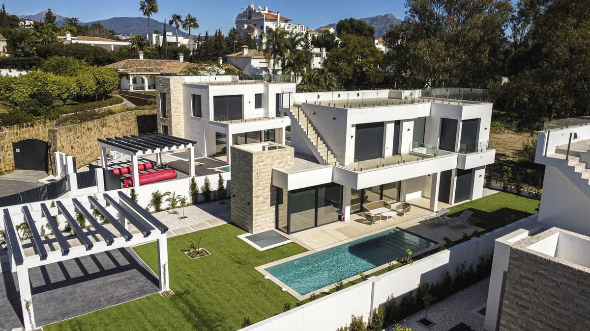 5 Bedroom Detached Villa for Sale in Atalaya, Málaga