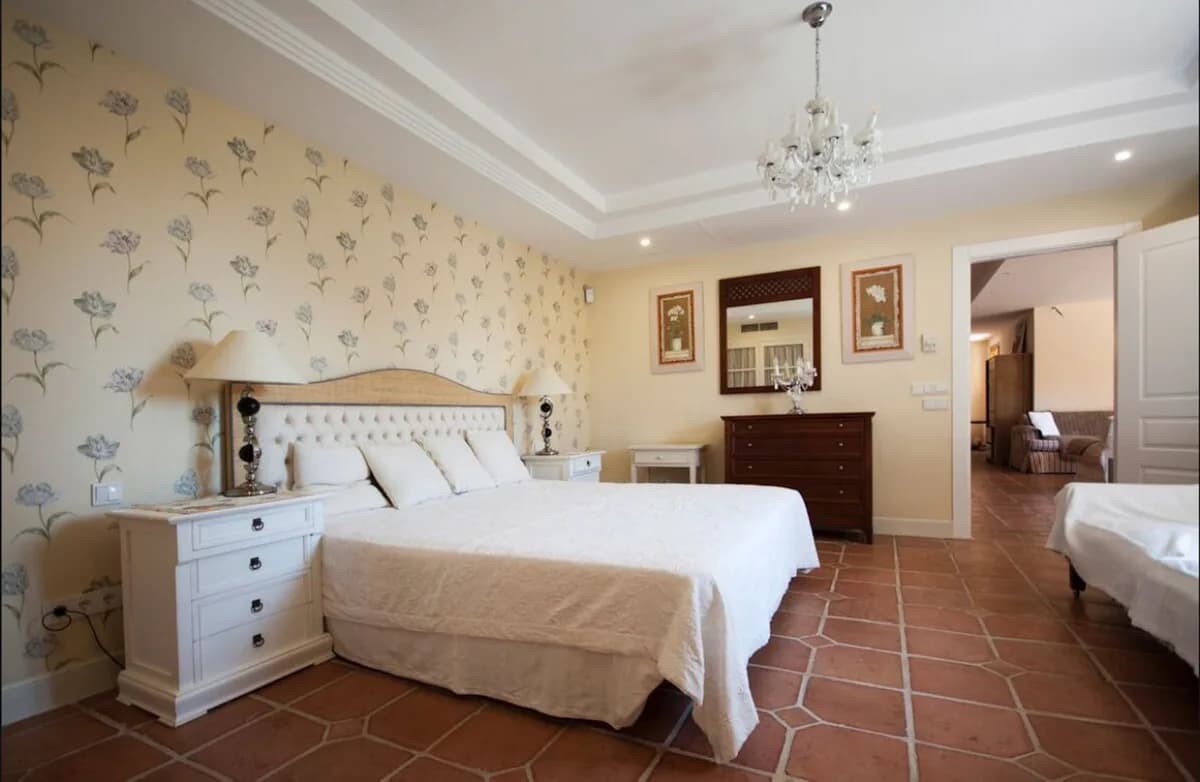 5 Bedroom Detached Villa for Sale in Sierra Blanca, Málaga - Image 2