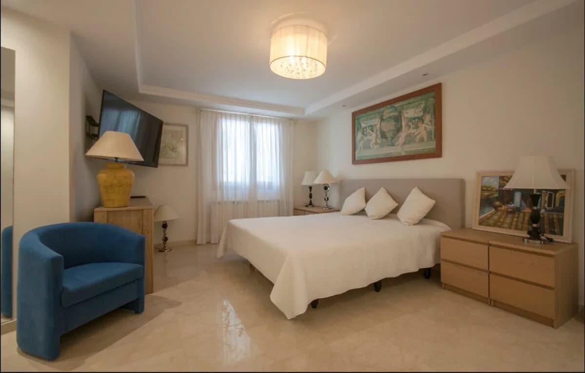 5 Bedroom Detached Villa for Sale in Sierra Blanca, Málaga - Image 7