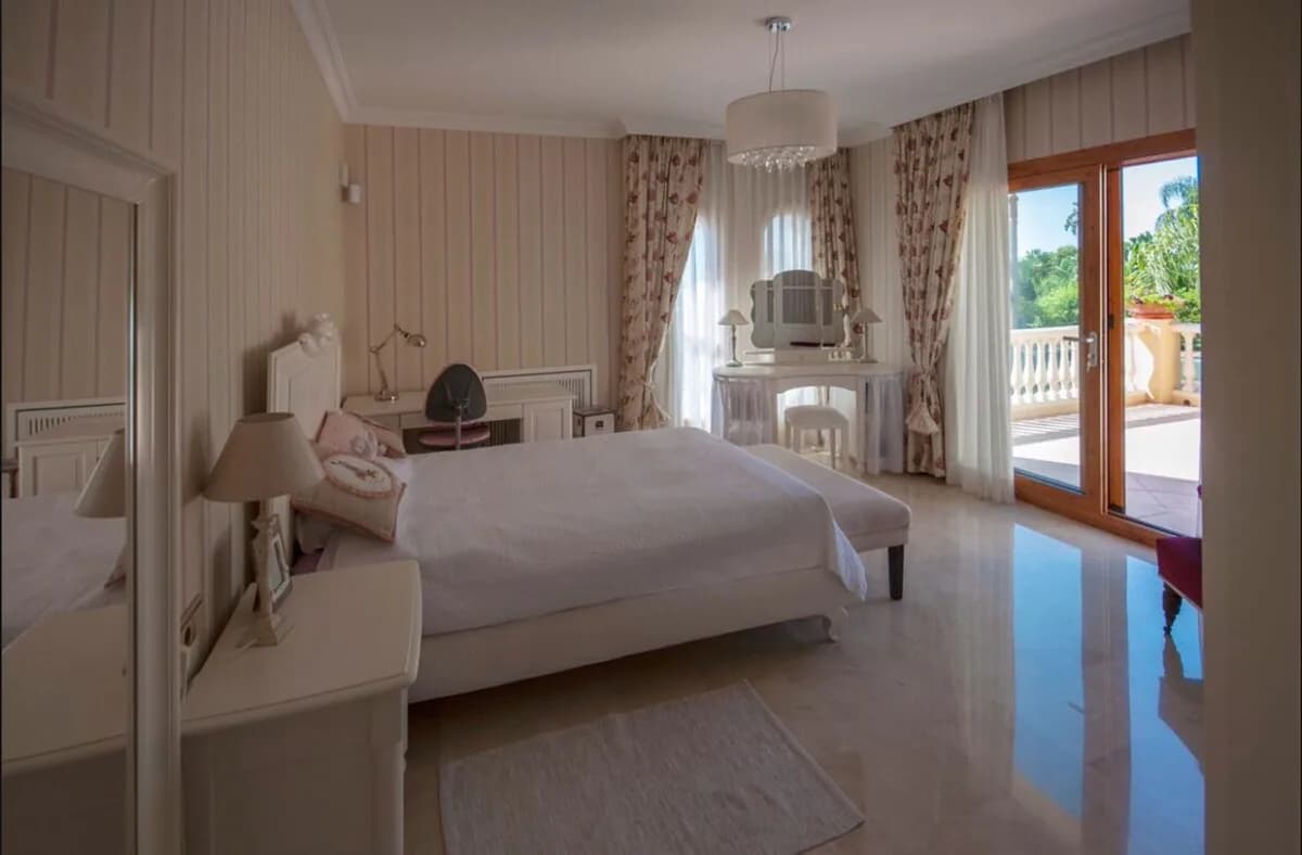 5 Bedroom Detached Villa for Sale in Sierra Blanca, Málaga - Image 8