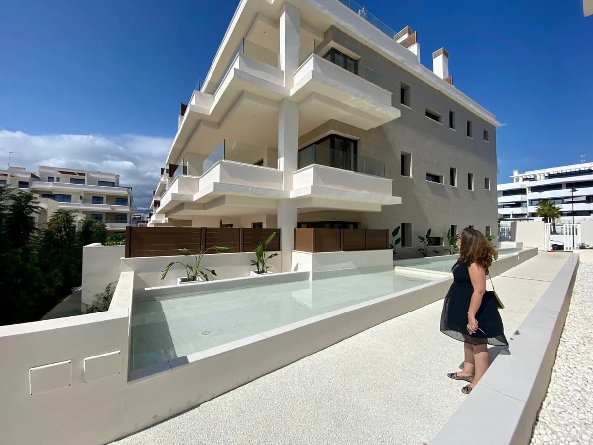 2 Bedroom Middle Floor Apartment for Sale in La Cala de Mijas, Málaga - Image 8