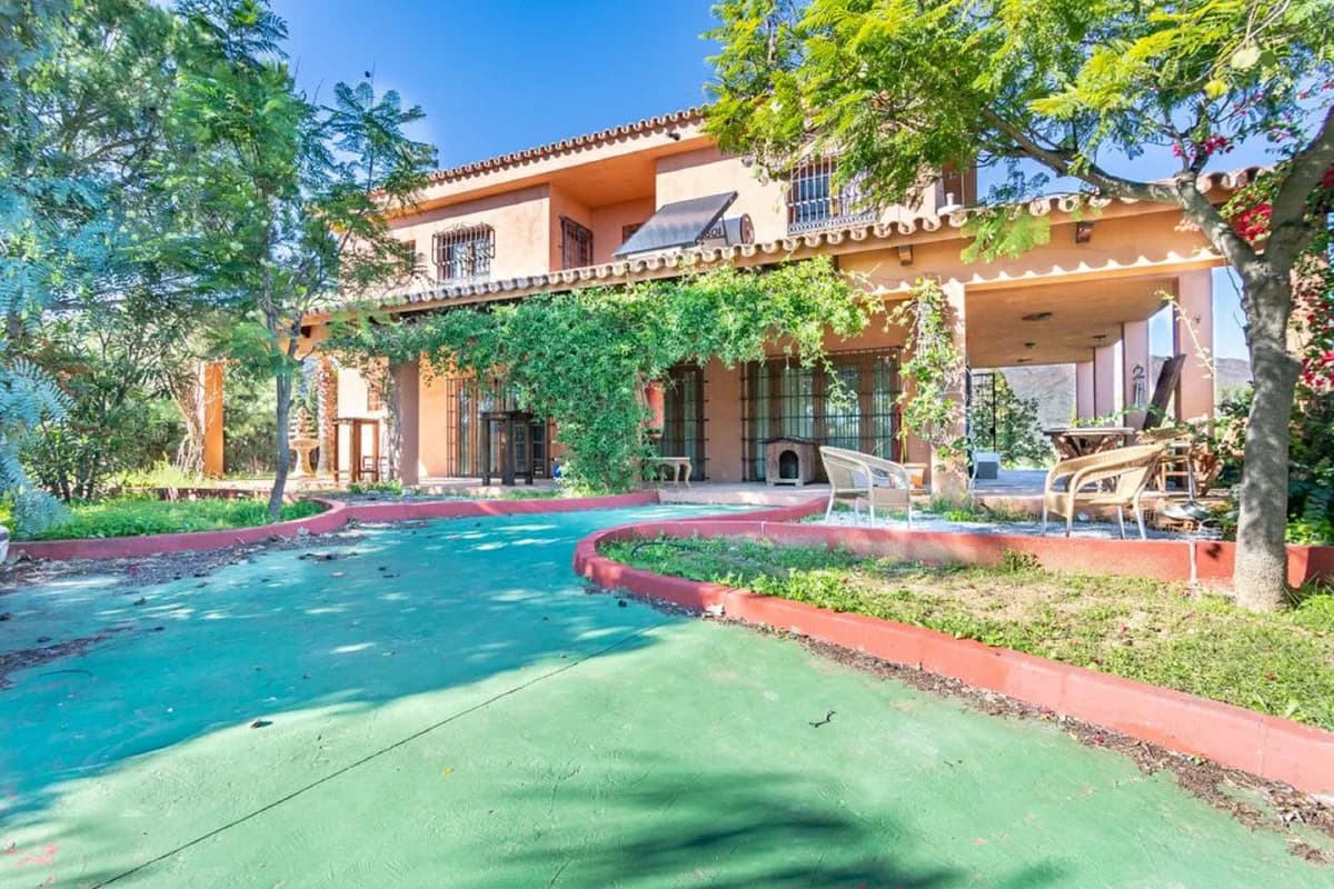 5 Bedroom Detached Villa for Sale in Mijas, Málaga