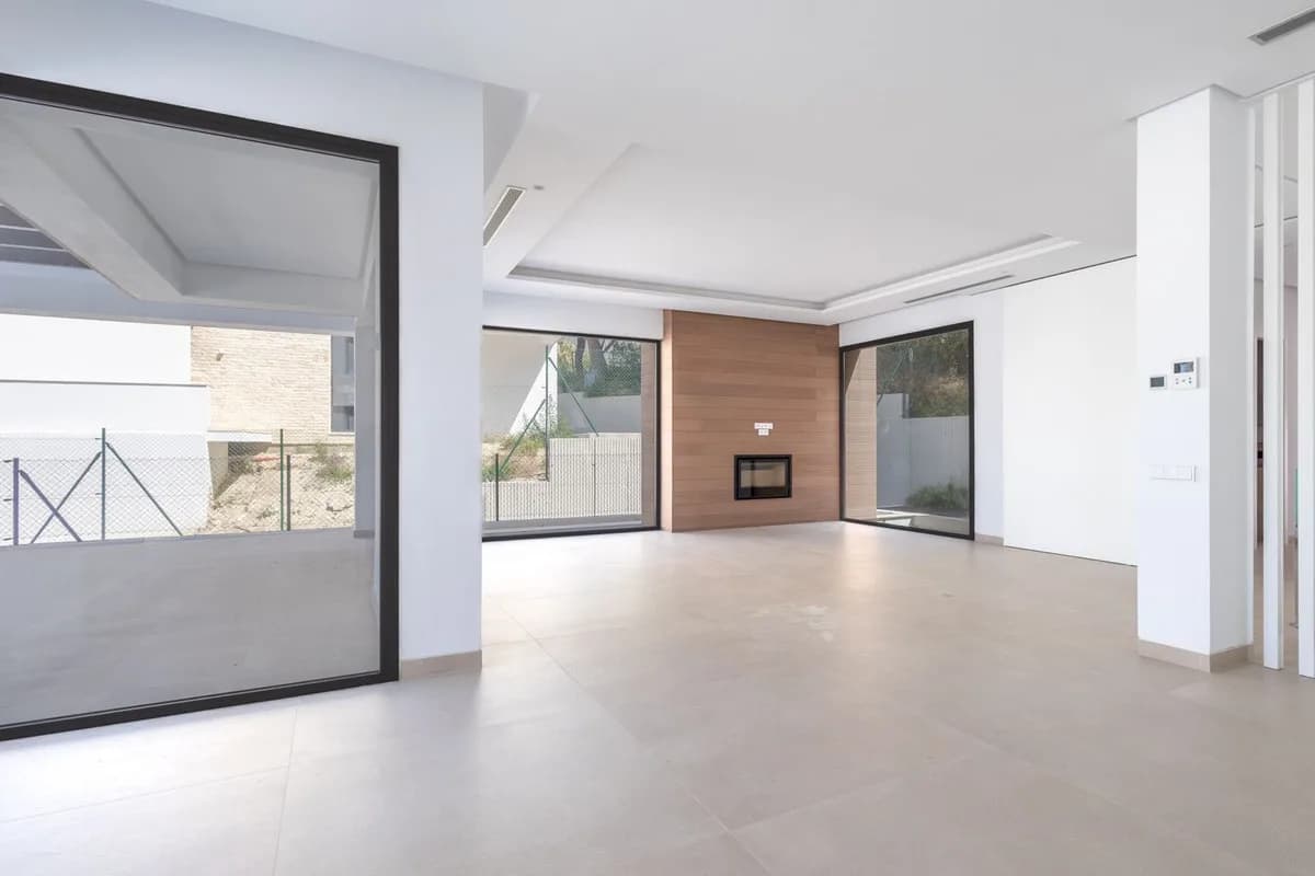 4 Bedroom Detached Villa for Sale in The Golden Mile, Málaga - Image 7