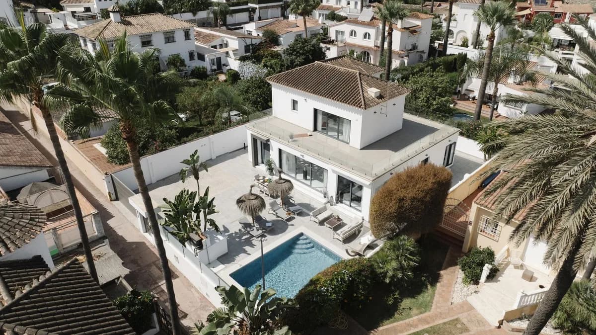 4 Bedroom Detached Villa for Sale in Nueva Andalucía, Málaga - Image 6