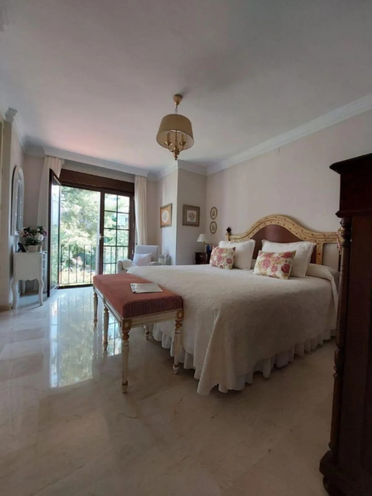 5 Bedroom Semi-Detached House for Sale in Marbella, Málaga - Image 6
