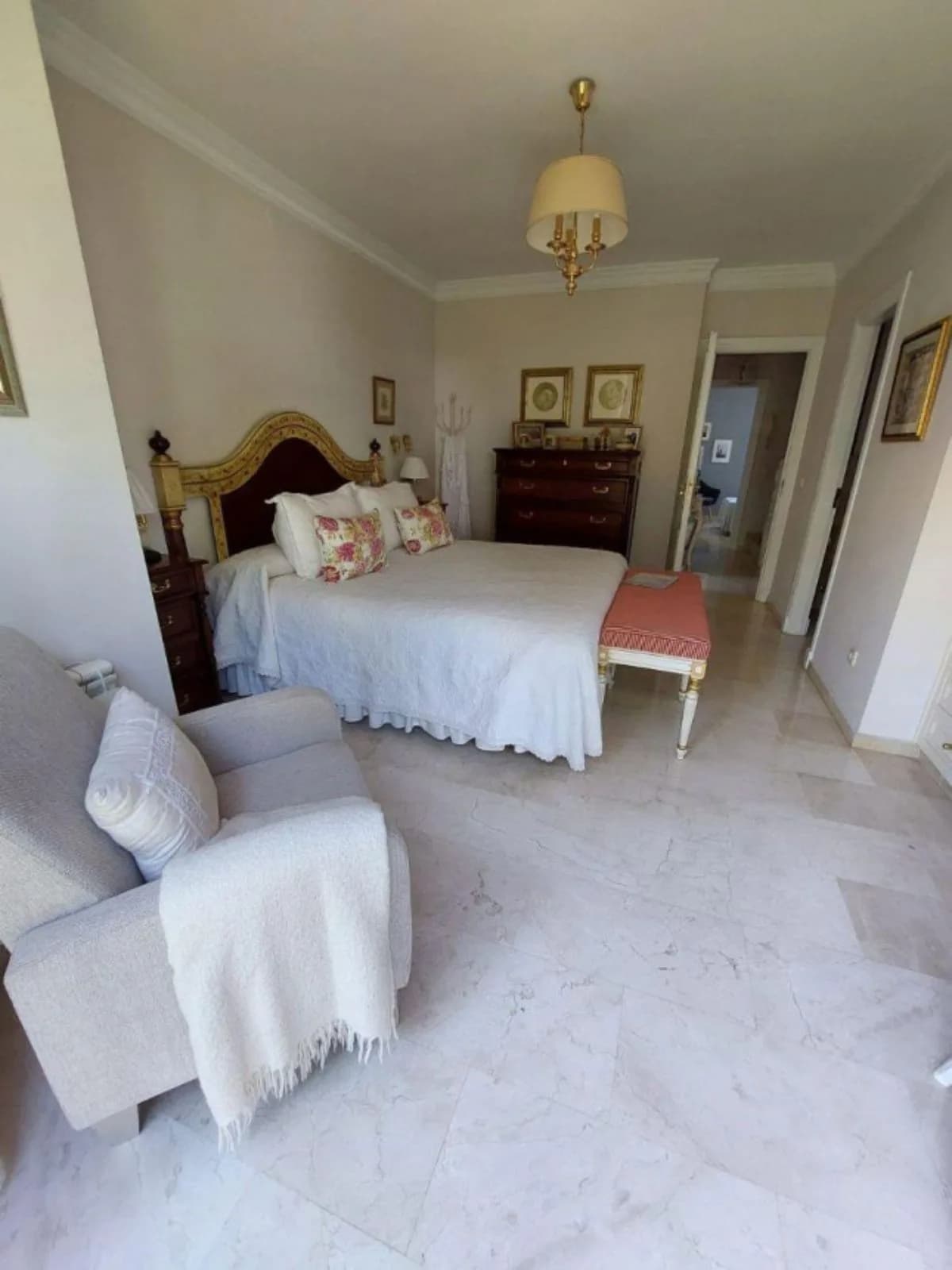 5 Bedroom Semi-Detached House for Sale in Marbella, Málaga - Image 9