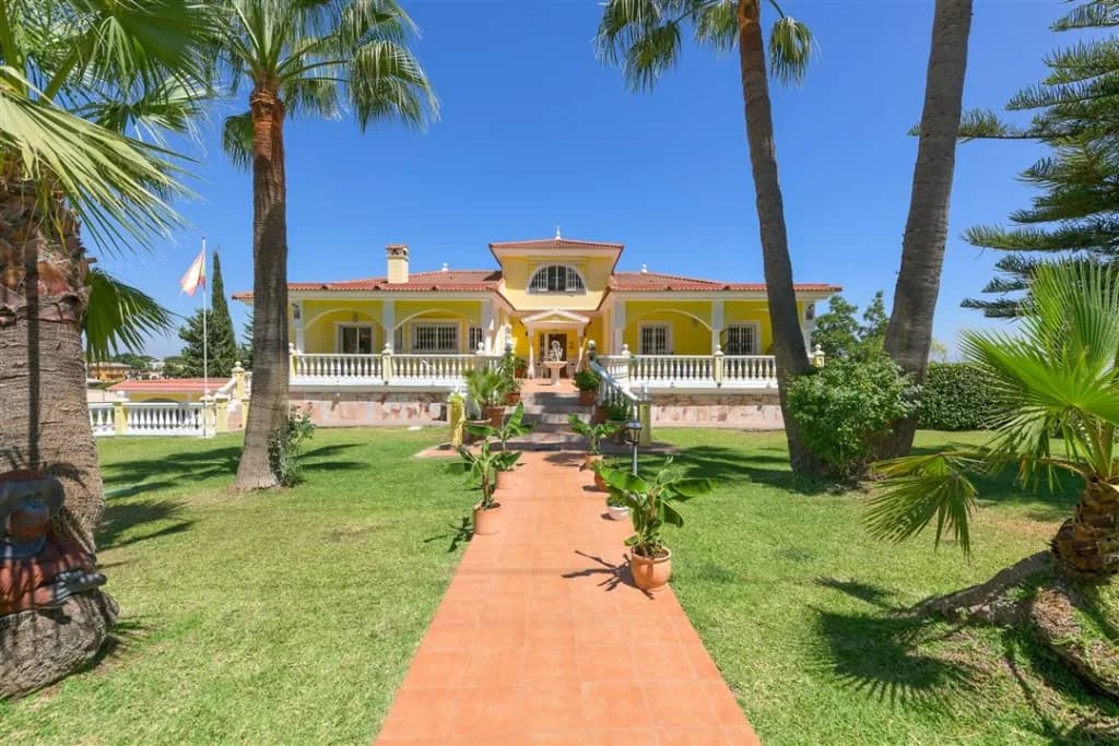 9 Bedroom Detached Villa for Sale in Alhaurín de la Torre, Málaga