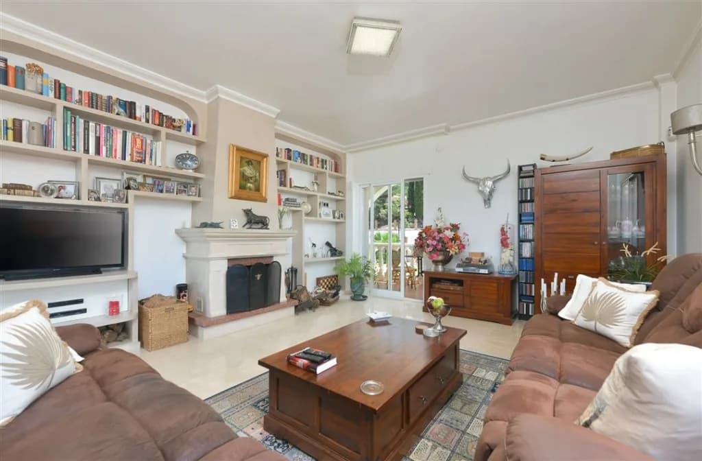 9 Bedroom Detached Villa for Sale in Alhaurín de la Torre, Málaga - Image 2
