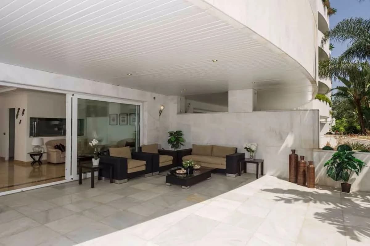2 Bedroom Ground Floor Apartment for Sale in Puerto Banús, Málaga - Image 2