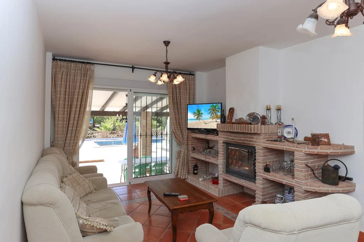 3 Bedroom Detached Villa for Sale in Guaro, Málaga - Image 7
