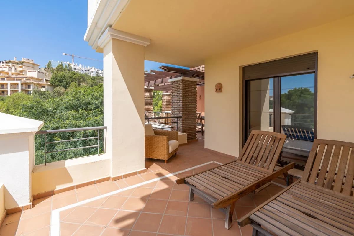 3 Bedroom Middle Floor Apartment for Sale in Los Arqueros, Málaga - Image 2