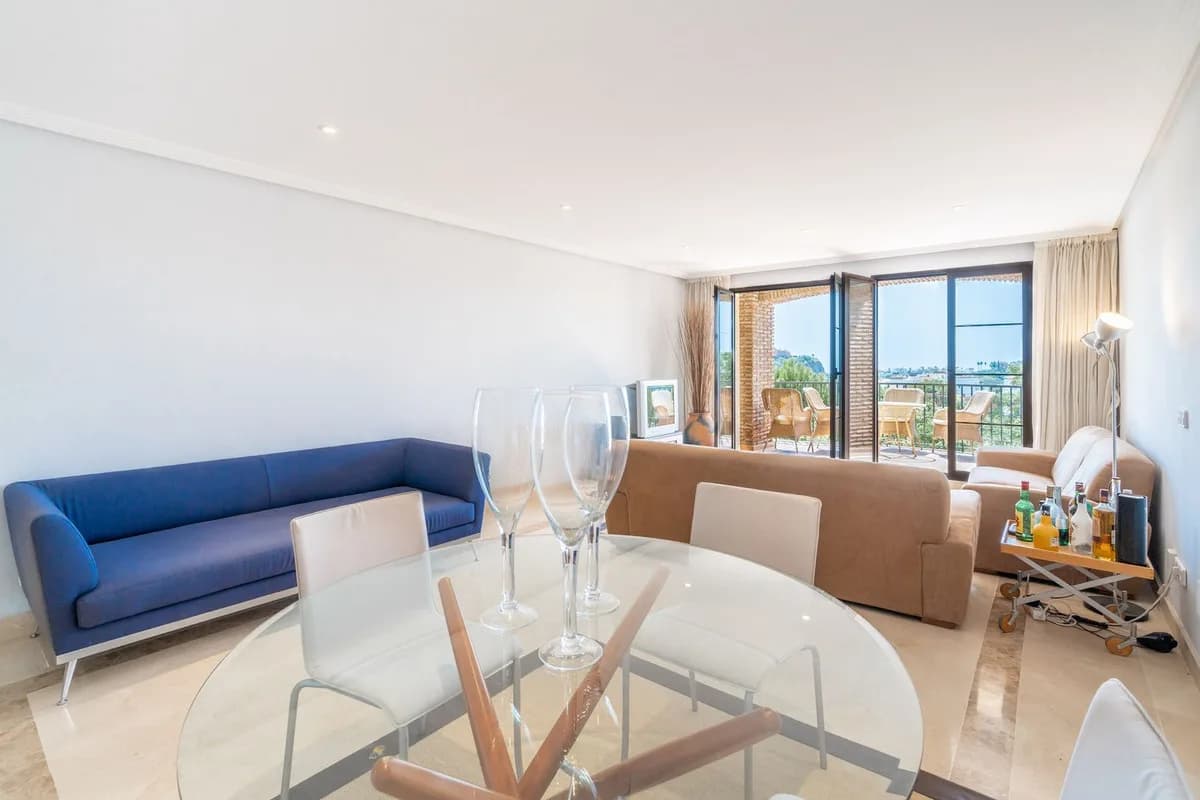 3 Bedroom Middle Floor Apartment for Sale in Los Arqueros, Málaga - Image 6