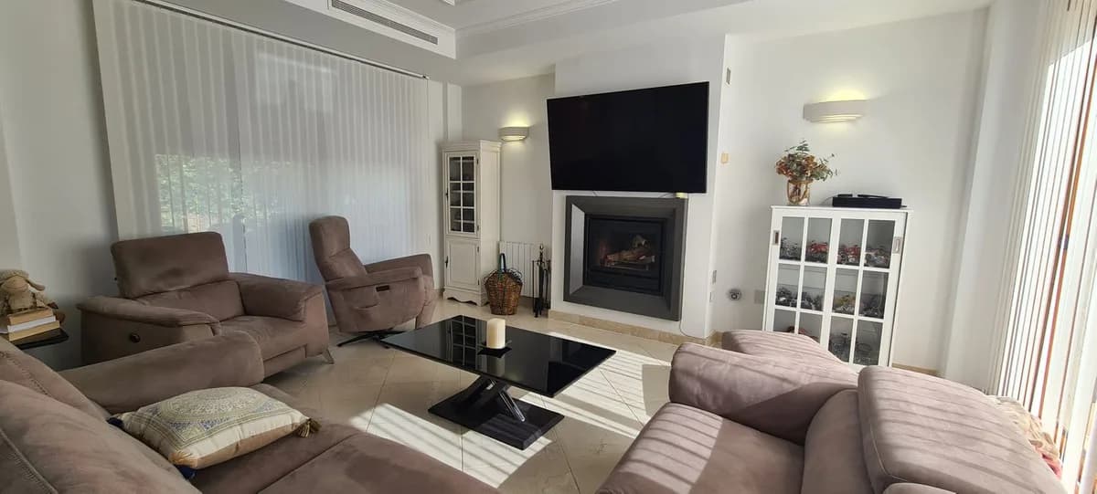 3 Bedroom Detached Villa for Sale in Cerros del Aguila, Málaga - Image 7