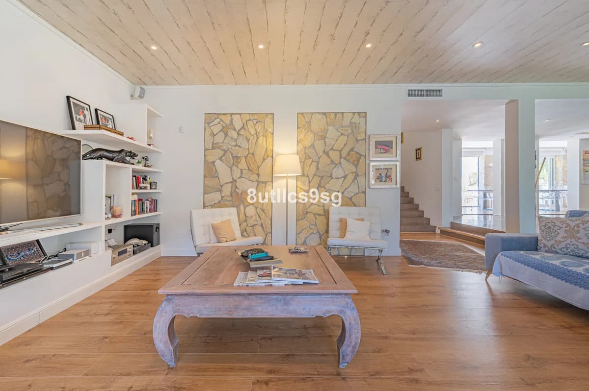 5 Bedroom Detached Villa for Sale in Nueva Andalucía, Málaga - Image 6