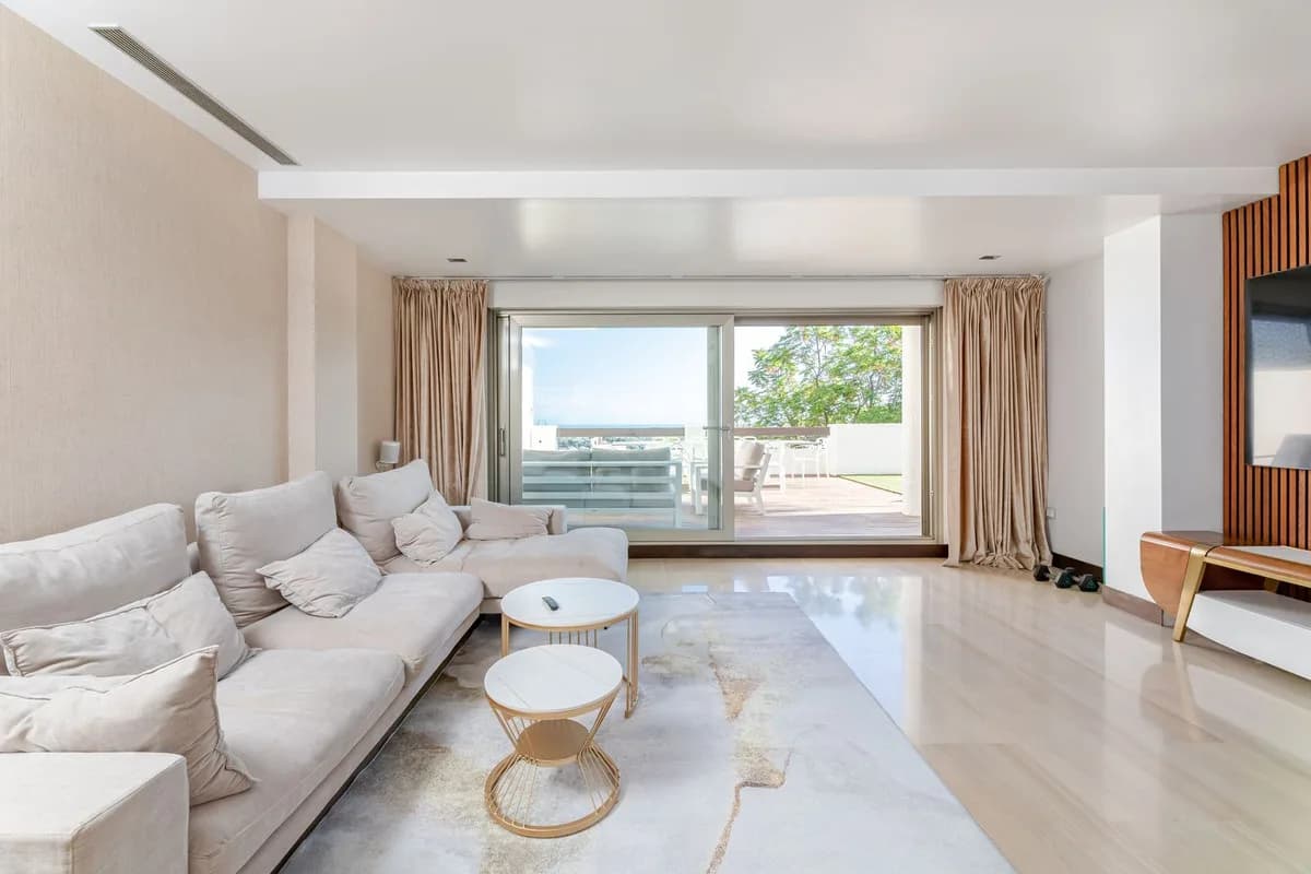 2 Bedroom Middle Floor Apartment for Sale in Benahavís, Málaga - Image 2