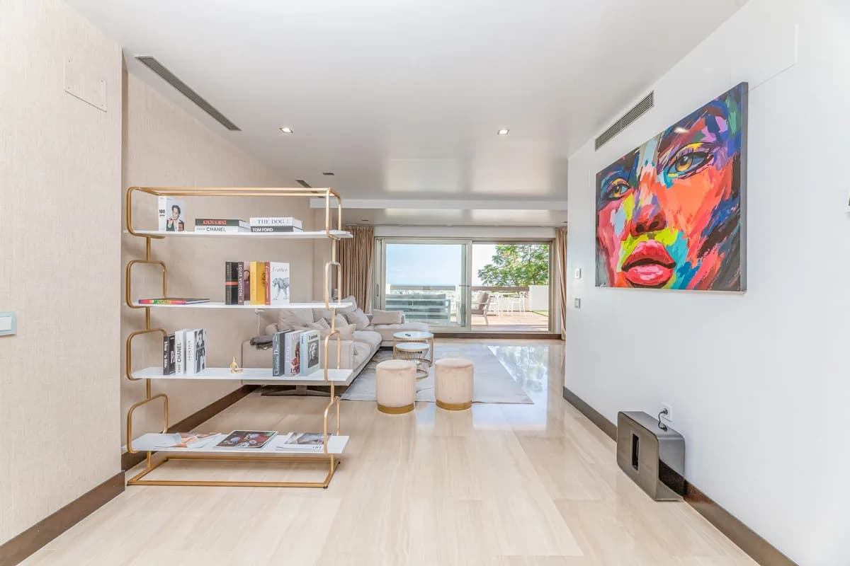2 Bedroom Middle Floor Apartment for Sale in Benahavís, Málaga - Image 6