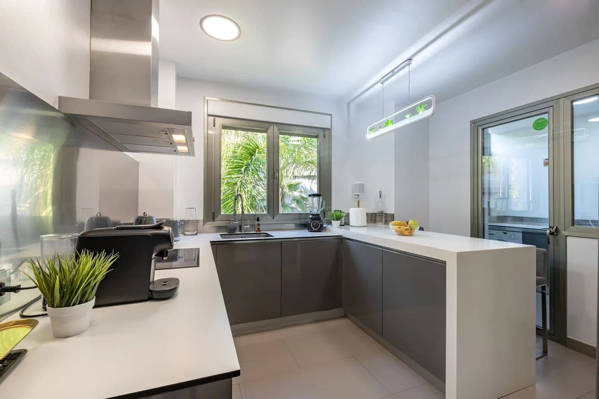 2 Bedroom Middle Floor Apartment for Sale in Benahavís, Málaga - Image 8
