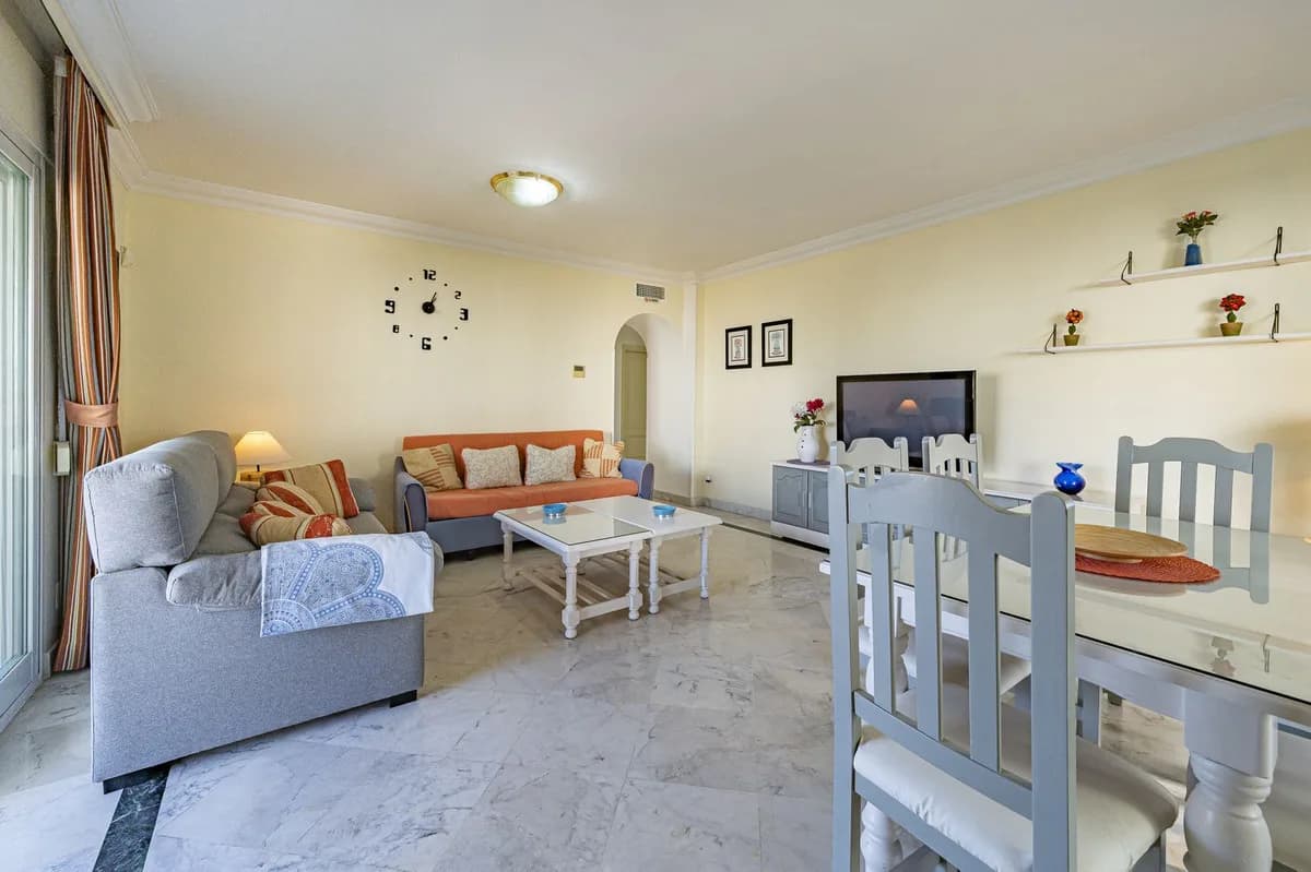 2 Bedroom Middle Floor Apartment for Sale in Puerto Banús, Málaga - Image 7