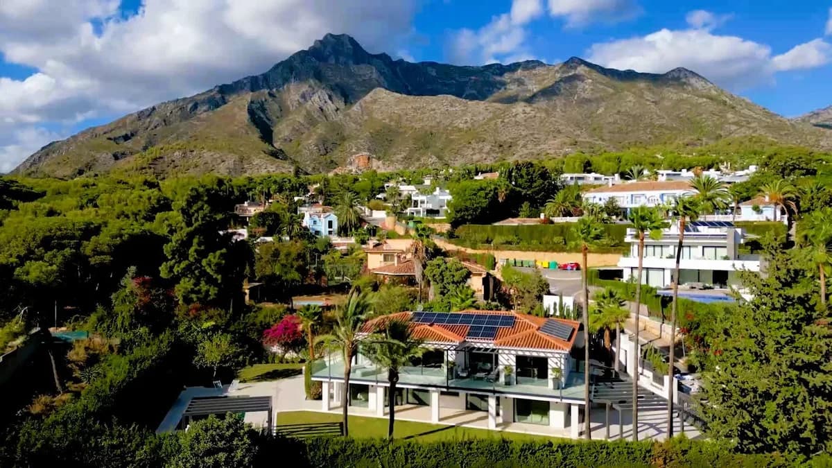 5 Bedroom Detached Villa for Sale in The Golden Mile, Málaga