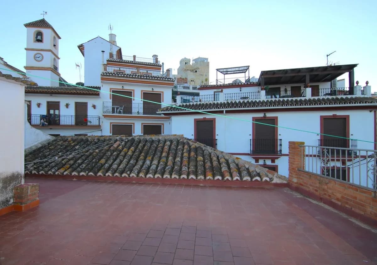5 Bedroom Middle Floor Apartment for Sale in Guaro, Málaga
