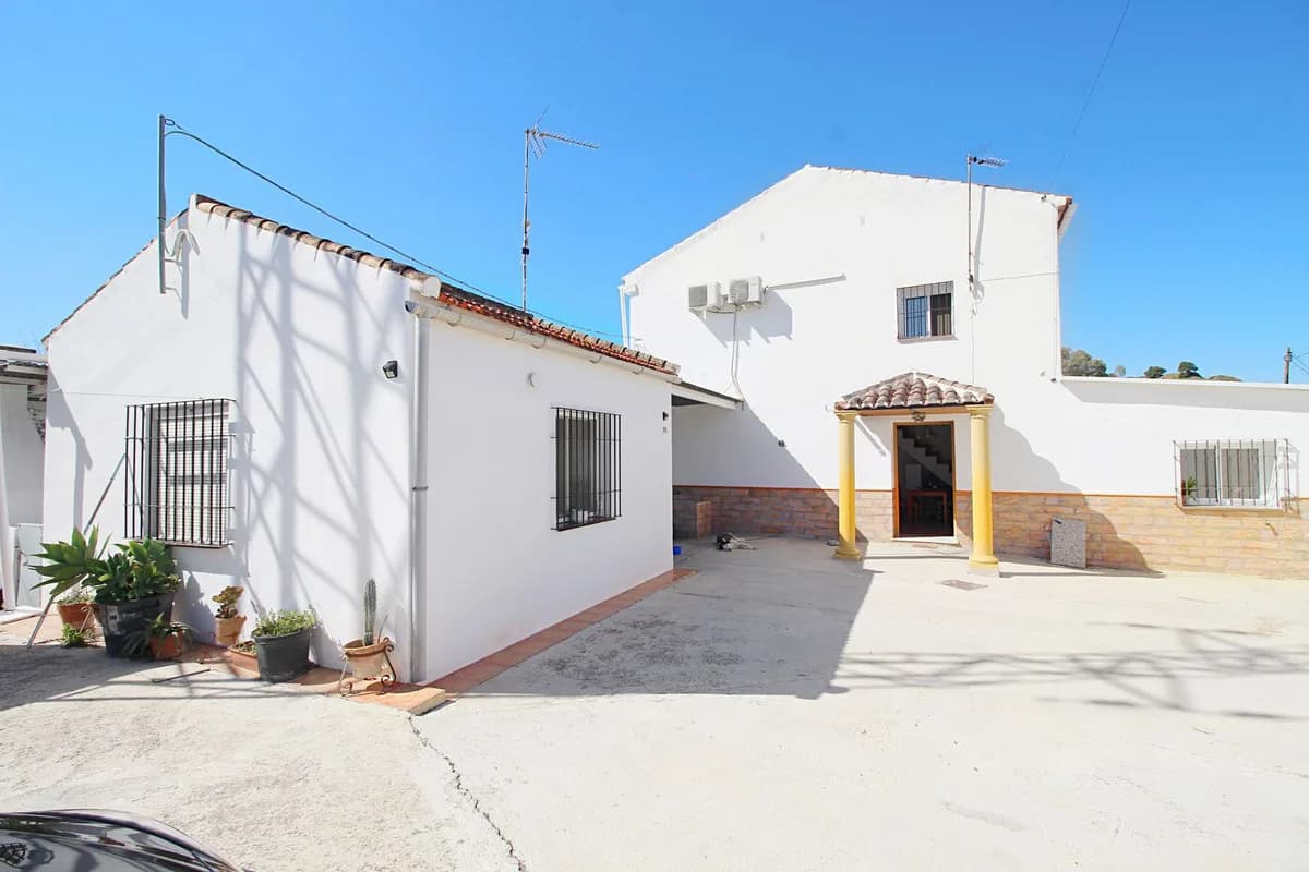 2 Bedroom Semi-Detached House for Sale in Coín, Málaga - Image 4