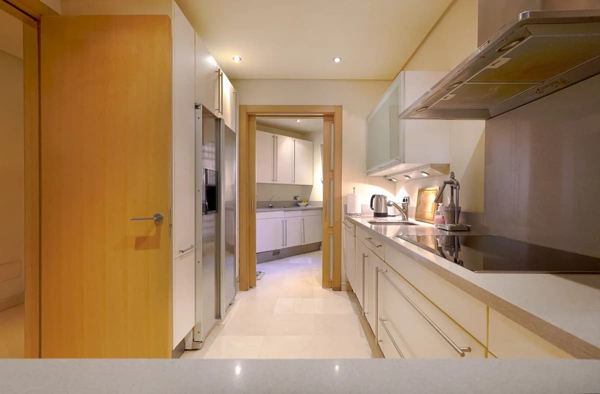 3 Bedroom Ground Floor Apartment for Sale in Marbella, Málaga - Image 9