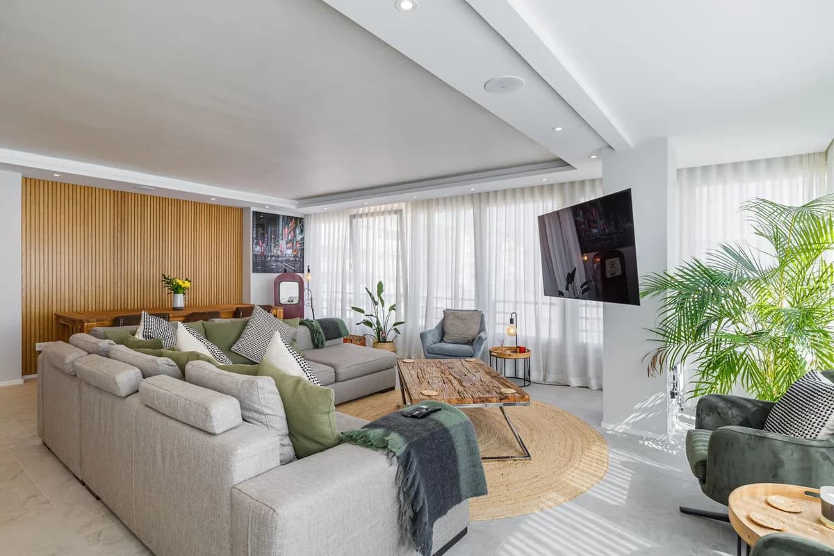 4 Bedroom Middle Floor Apartment for Sale in Marbella, Málaga
