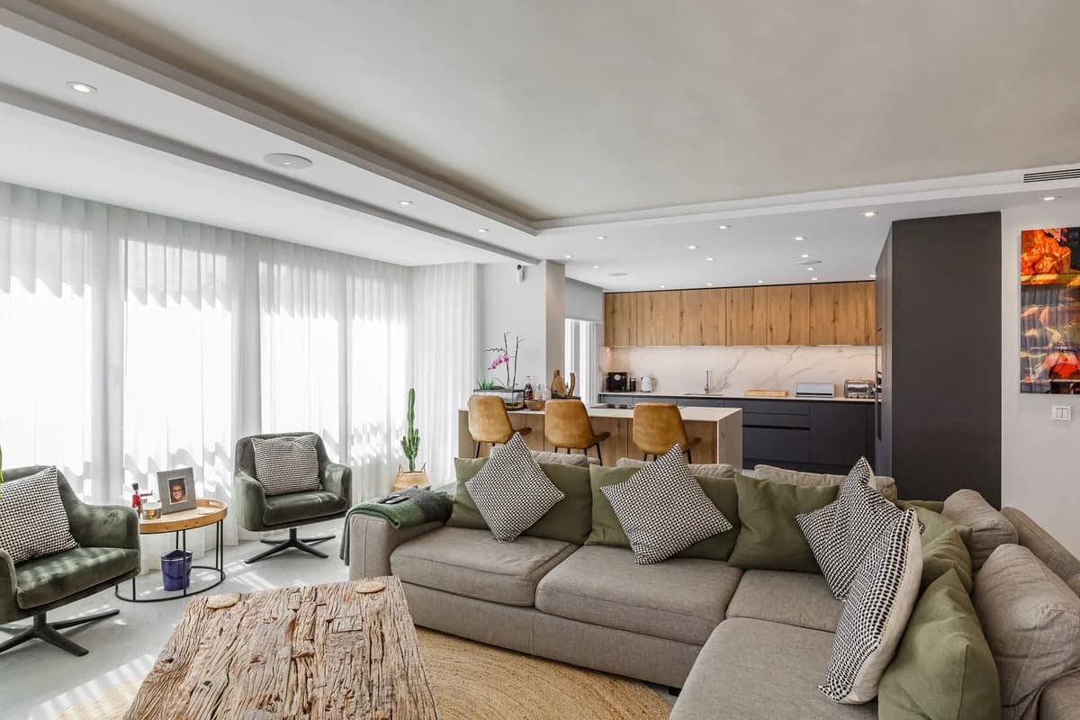 4 Bedroom Middle Floor Apartment for Sale in Marbella, Málaga - Image 2