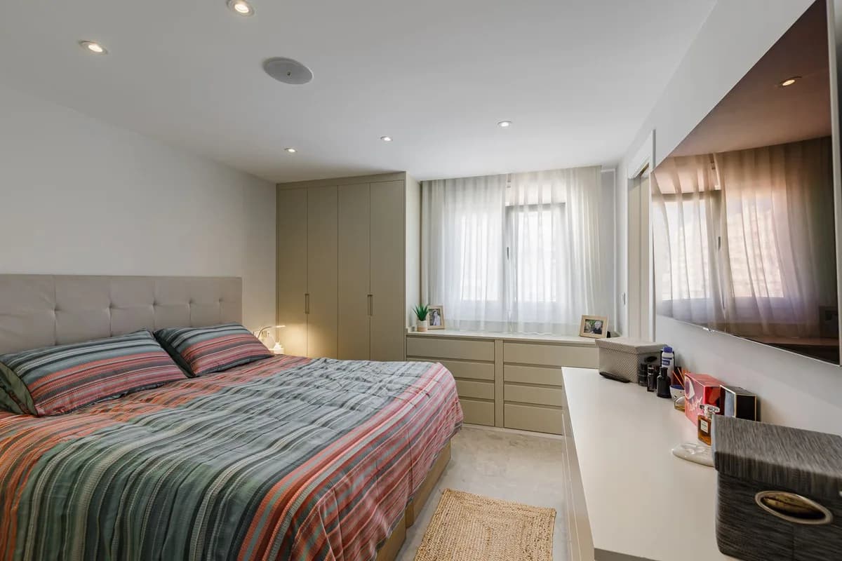 4 Bedroom Middle Floor Apartment for Sale in Marbella, Málaga - Image 9
