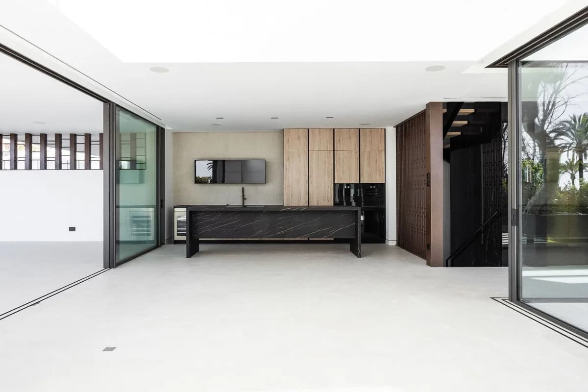 3 Bedroom Semi-Detached House for Sale in The Golden Mile, Málaga - Image 3