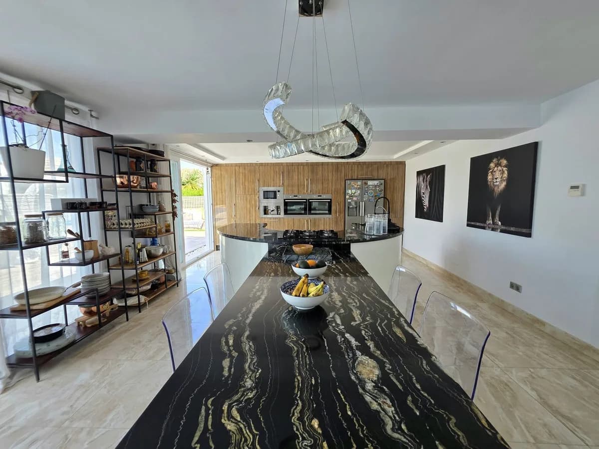 5 Bedroom Detached Villa for Sale in Elviria, Málaga - Image 7