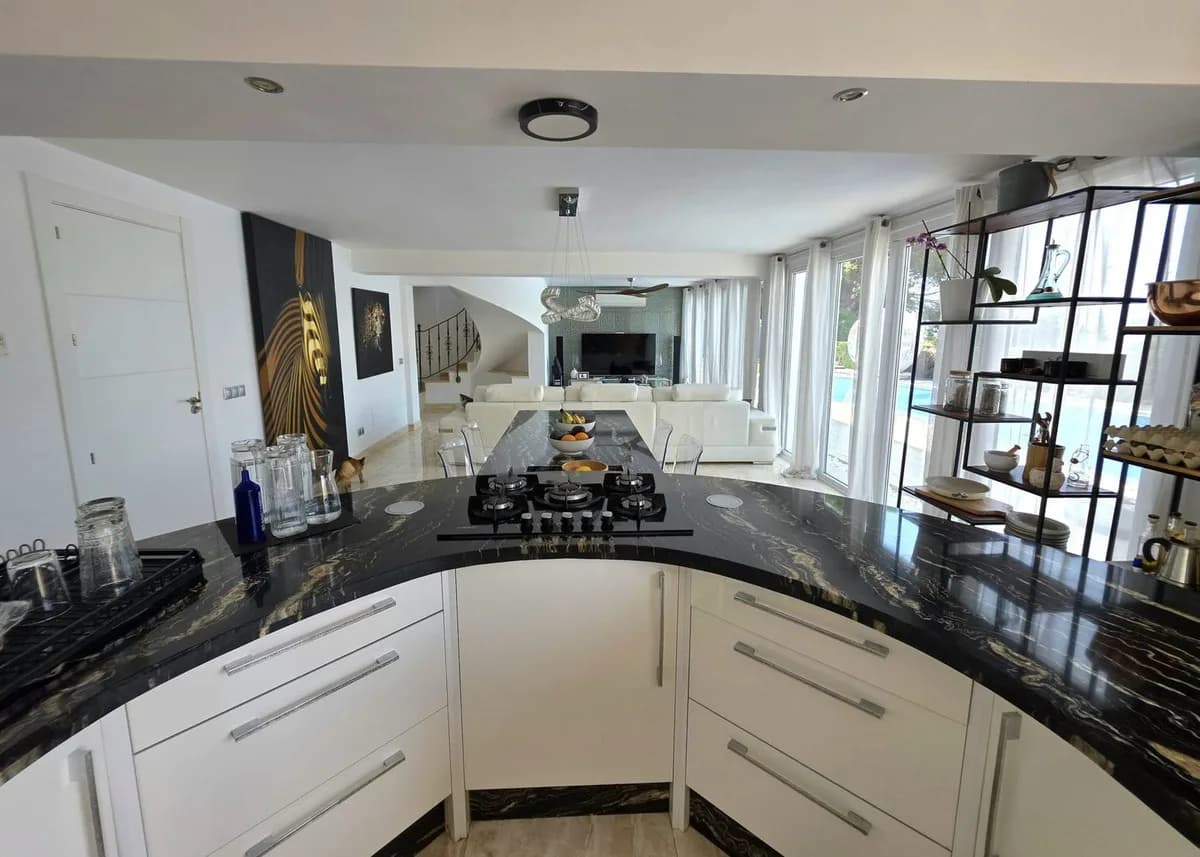 5 Bedroom Detached Villa for Sale in Elviria, Málaga - Image 8