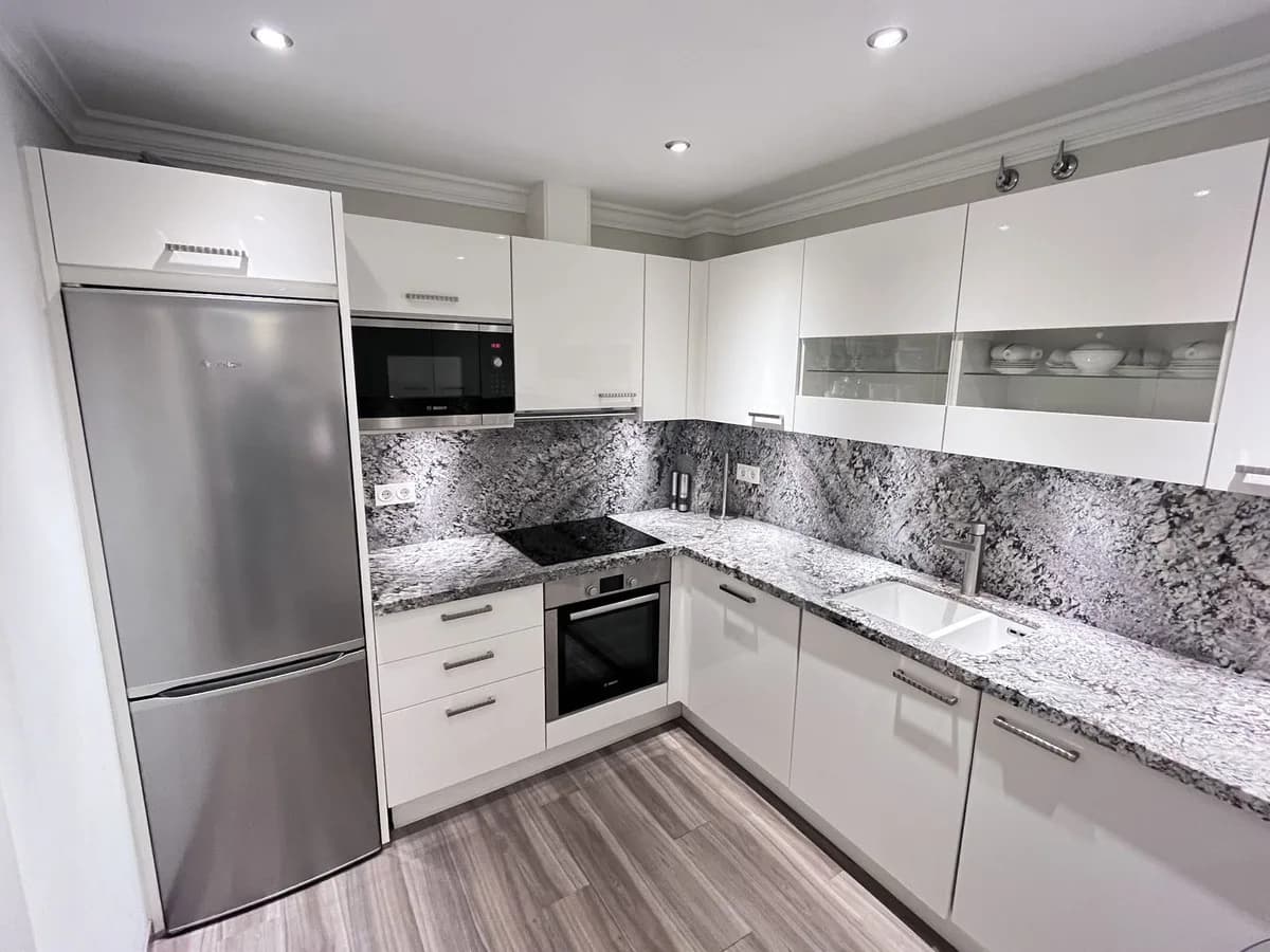 2 Bedroom Middle Floor Apartment for Sale in Puerto Banús, Málaga - Image 5