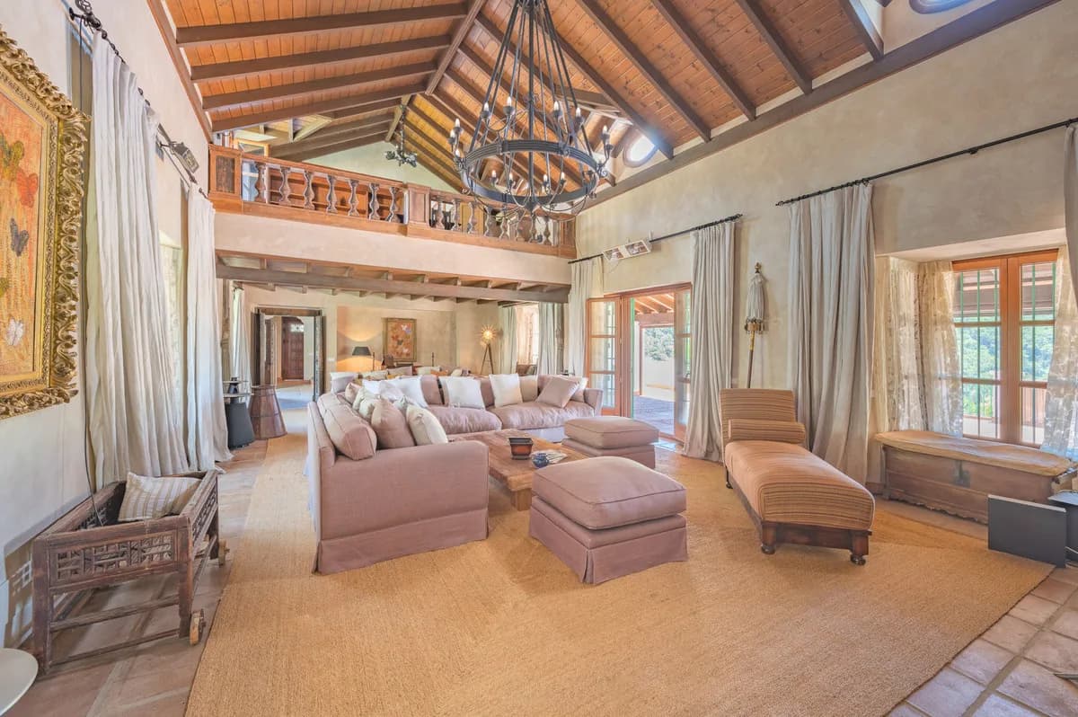10 Bedroom Detached Villa for Sale in Estepona, Málaga - Image 2