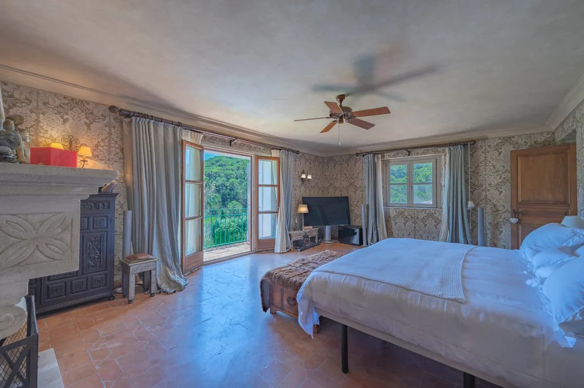 10 Bedroom Detached Villa for Sale in Estepona, Málaga - Image 5