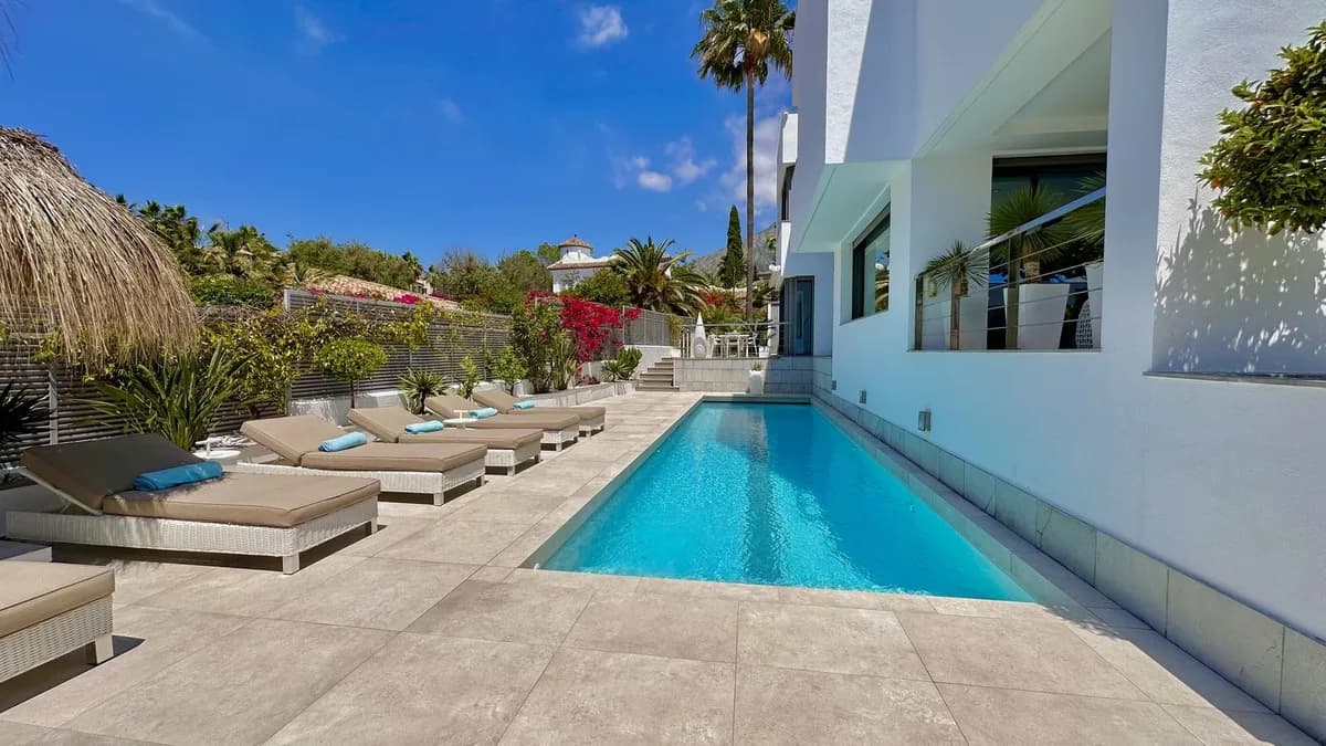4 Bedroom Detached Villa for Sale in Nagüeles, Málaga