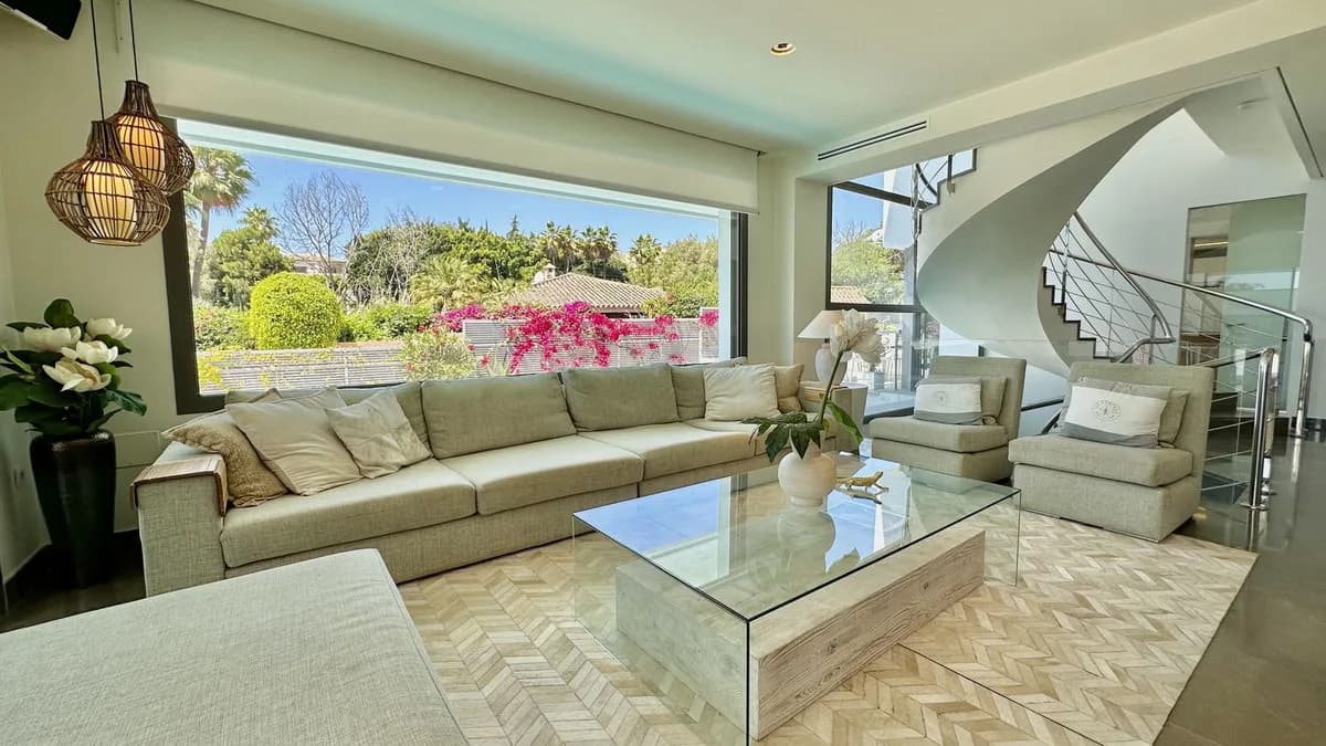 4 Bedroom Detached Villa for Sale in Nagüeles, Málaga - Image 5