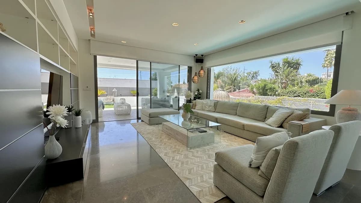4 Bedroom Detached Villa for Sale in Nagüeles, Málaga - Image 7