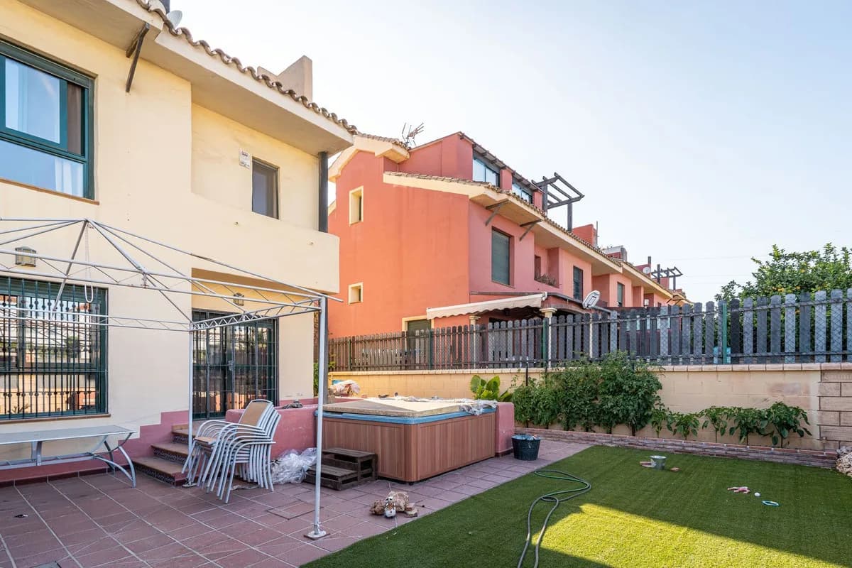 3 Bedroom Townhouse for Sale in Cancelada, Málaga - Image 2