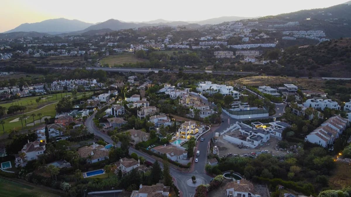 6 Bedroom Detached Villa for Sale in Nueva Andalucía, Málaga - Image 2