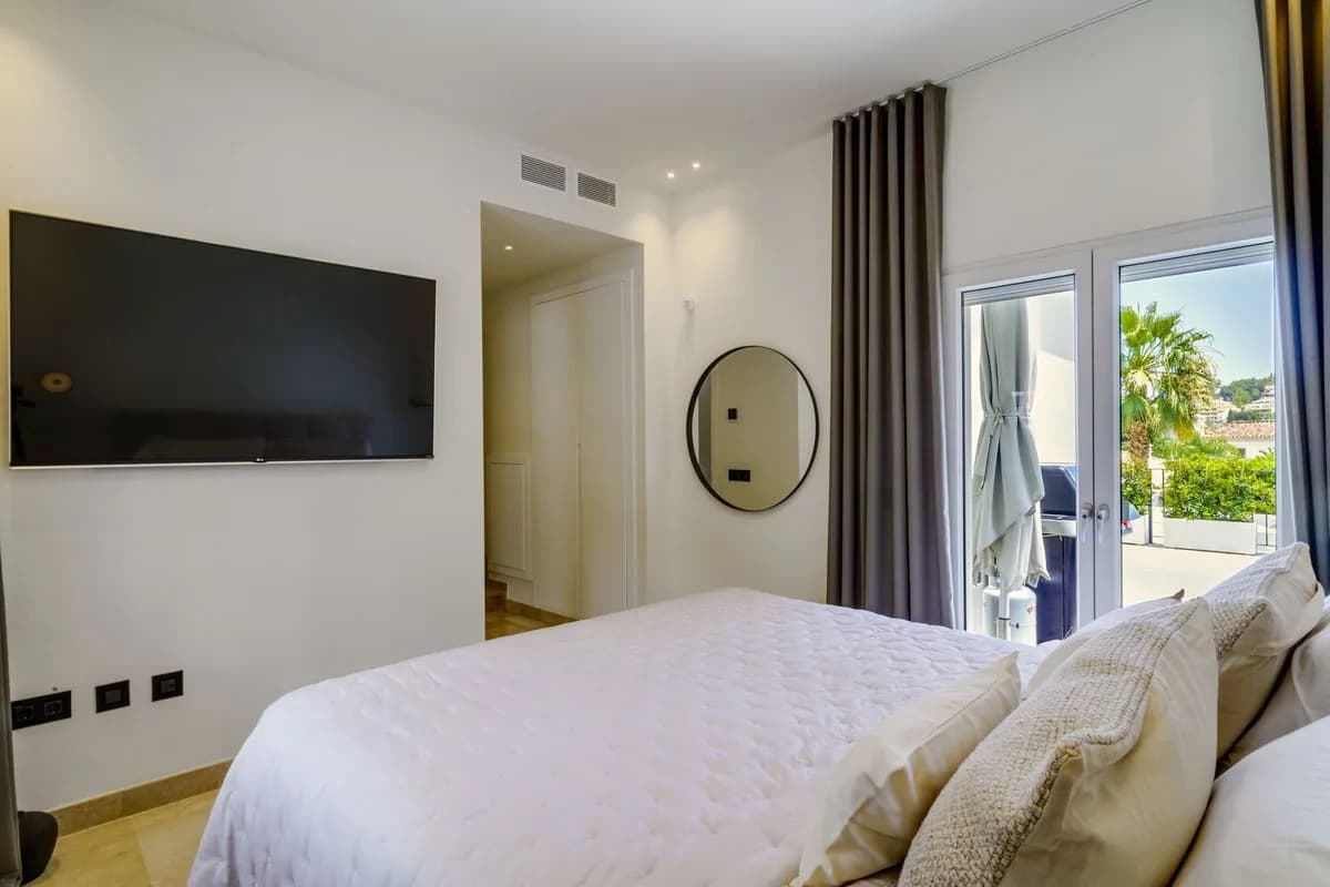6 Bedroom Detached Villa for Sale in Nueva Andalucía, Málaga - Image 4