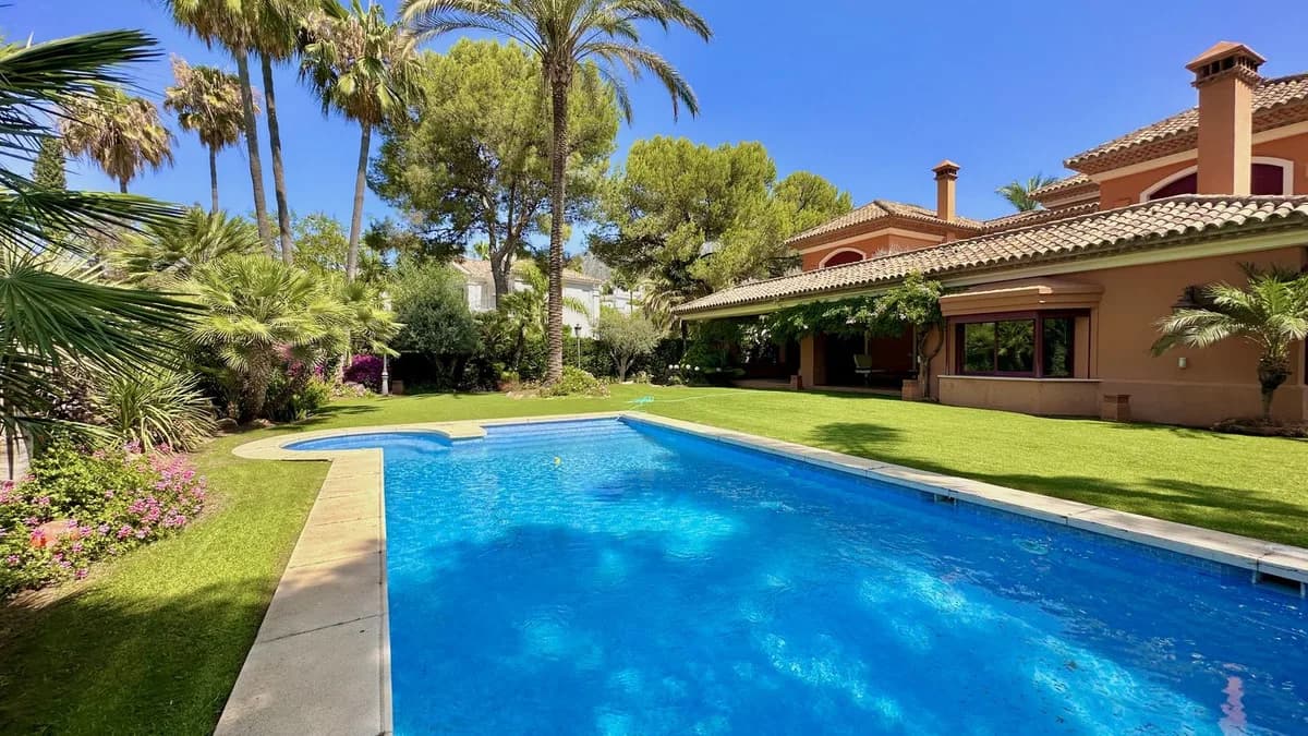 5 Bedroom Detached Villa for Sale in The Golden Mile, Málaga