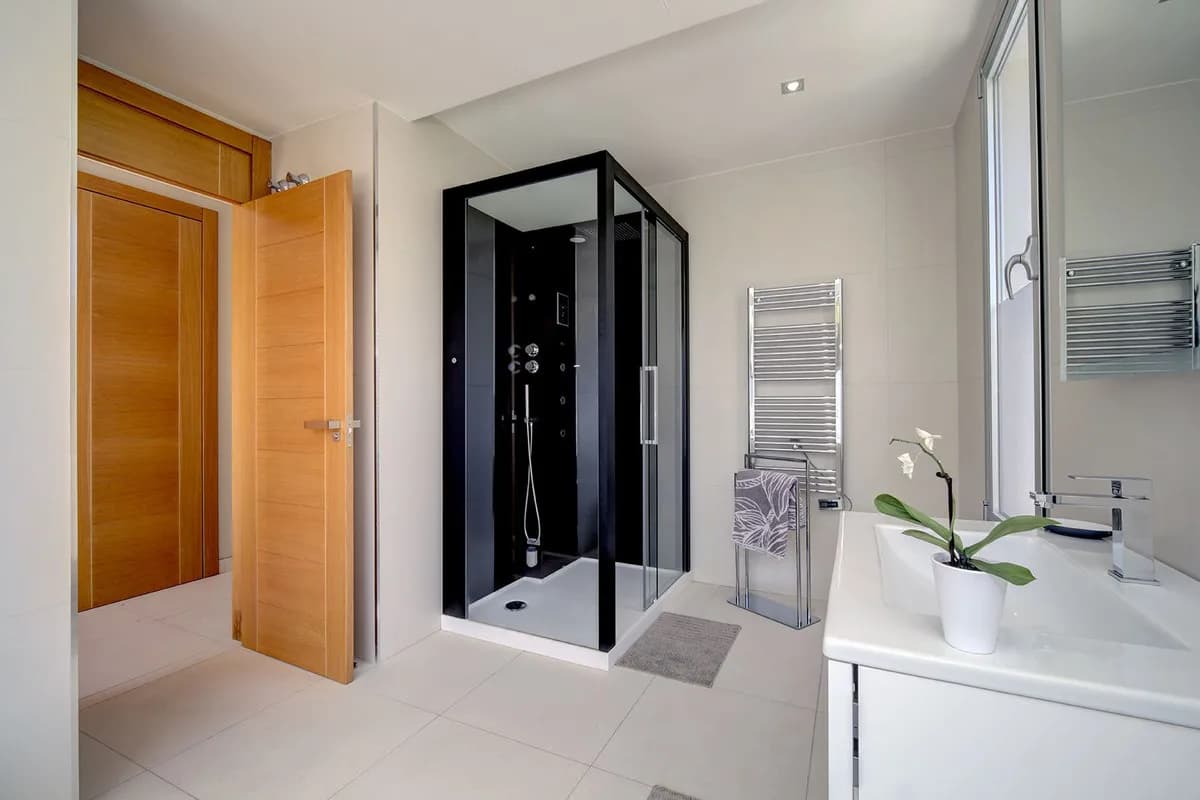5 Bedroom Detached Villa for Sale in Nueva Andalucía, Málaga - Image 4