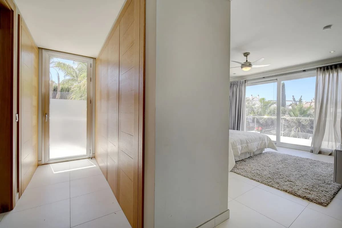 5 Bedroom Detached Villa for Sale in Nueva Andalucía, Málaga - Image 6